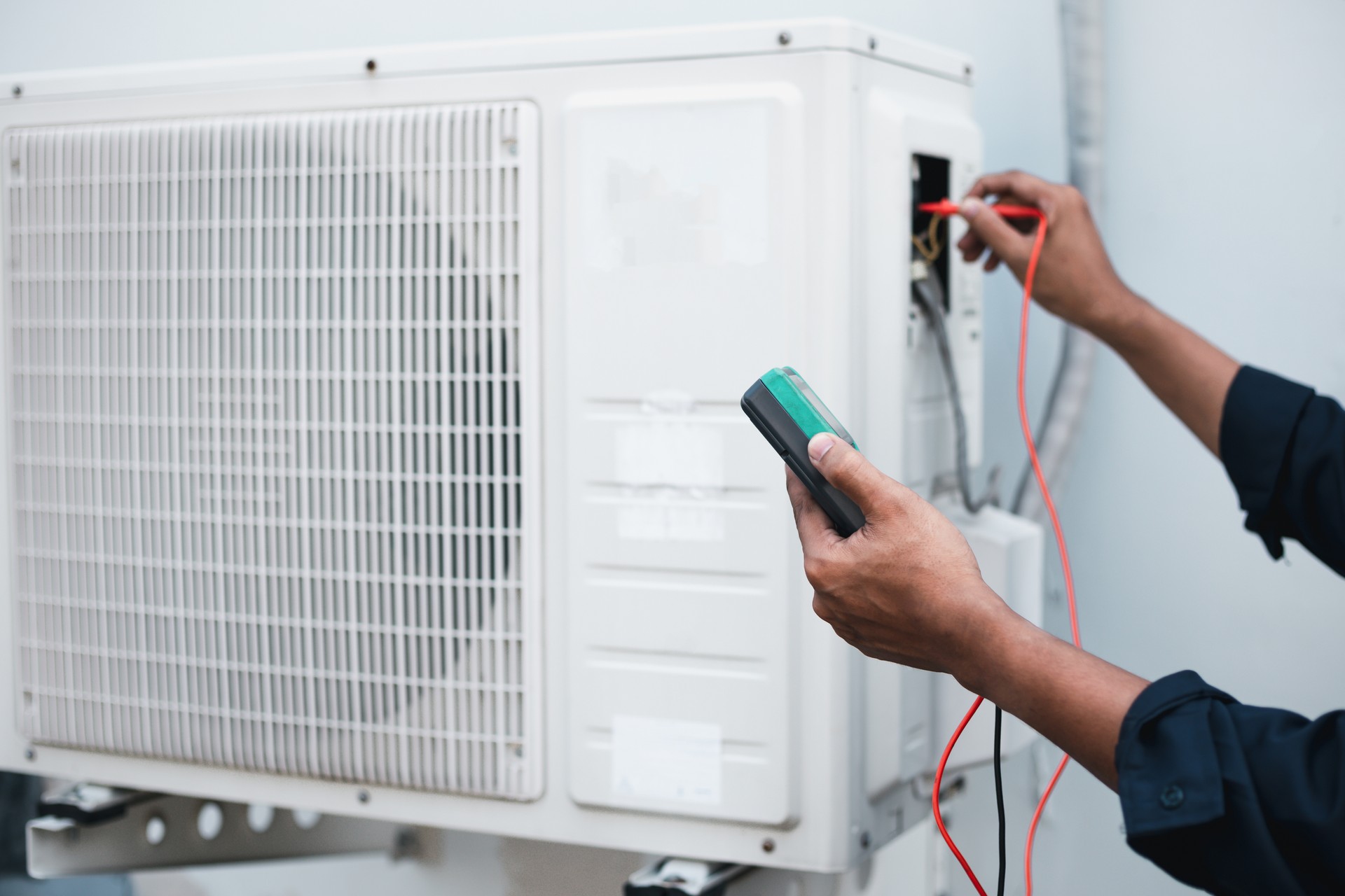 Air conditioner technicians use a multimeter to check electricity and Part of the preparation to install a new air conditioner.